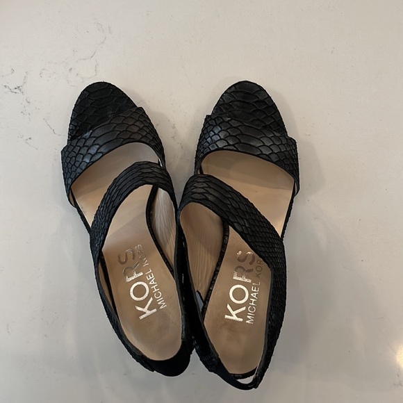Kors Michael Kors pull on blackish python embossed. Heeled sandal size 5 1/2. - Picture 6 of 10